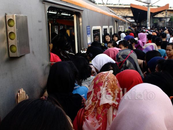 Penumpukan Penumpang di Stasiun Tanah Abang